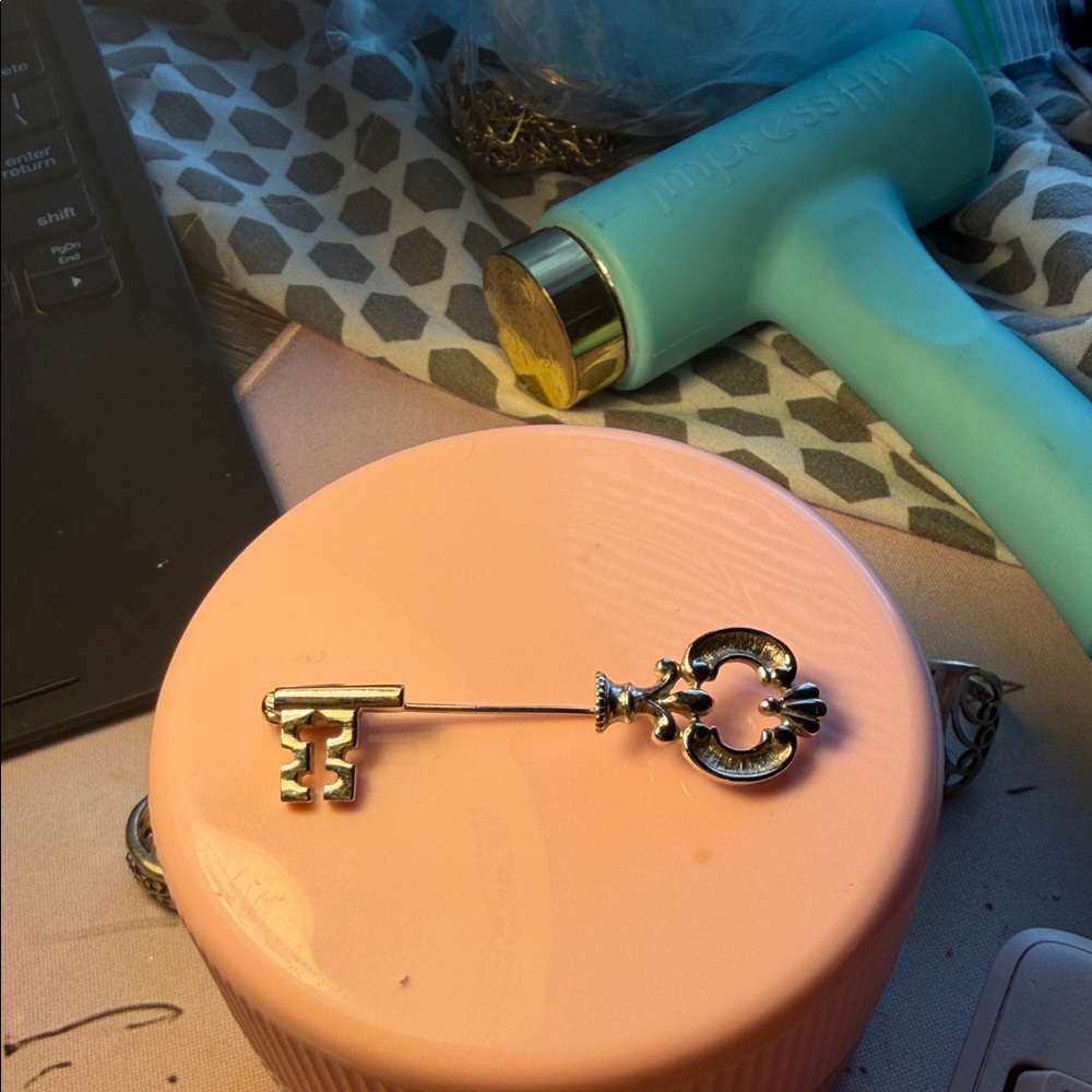 Silver Key Brooch Avon Vintage 💜